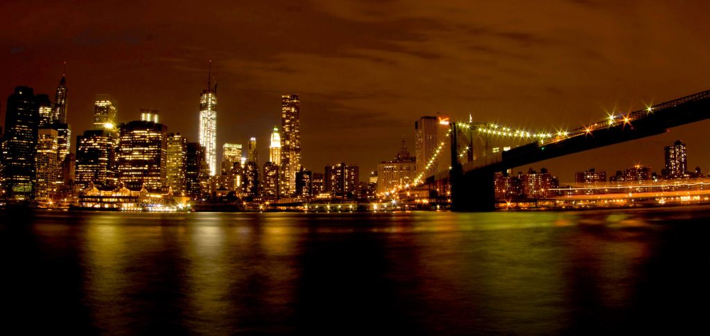 El Puente de Brooklyn de noche, en Nueva York