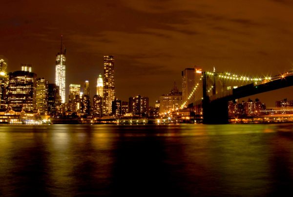 El Puente de Brooklyn de noche, en Nueva York